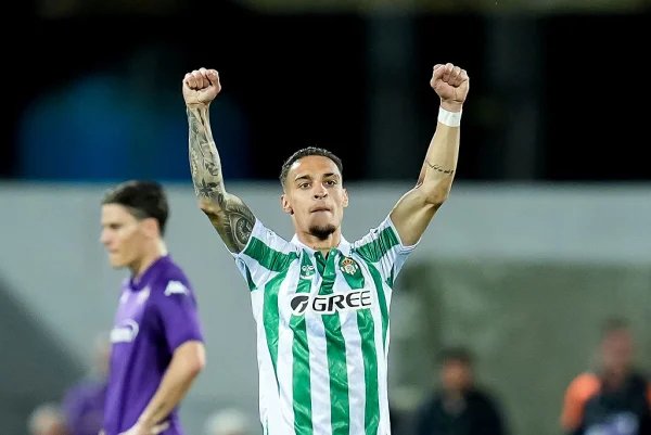 Antony está próximo de superar ídolo brasileiro no Real Betis. Confira