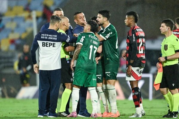 Árbitro de Flamengo x Palmeiras explica expulsão de Piquerez em súmula