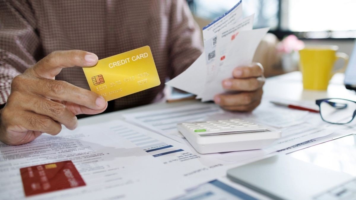 O cartão de crédito é um dos principais meios de endividamento das famílias brasileiras (Imagem: Shutterstock)