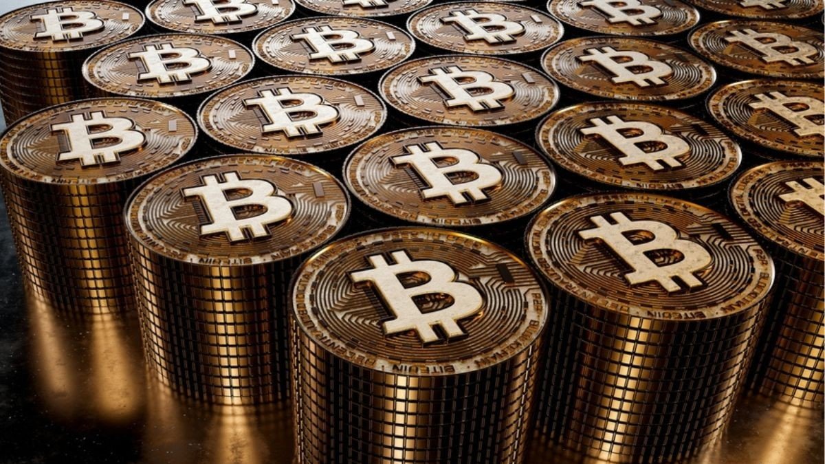 Bitcoin foi cotado acima dos US$ 125 mil pela 1ª vez no domingo (Imagem: Shutterstock)