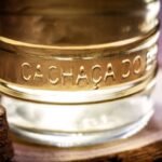 Cachaça é um dos produtos brasileiros mais conhecidos no exterior (Imagem: Shutterstock)