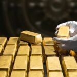 O lançamento ocorre em um momento de forte valorização do metal precioso (Imagem: Shutterstock)