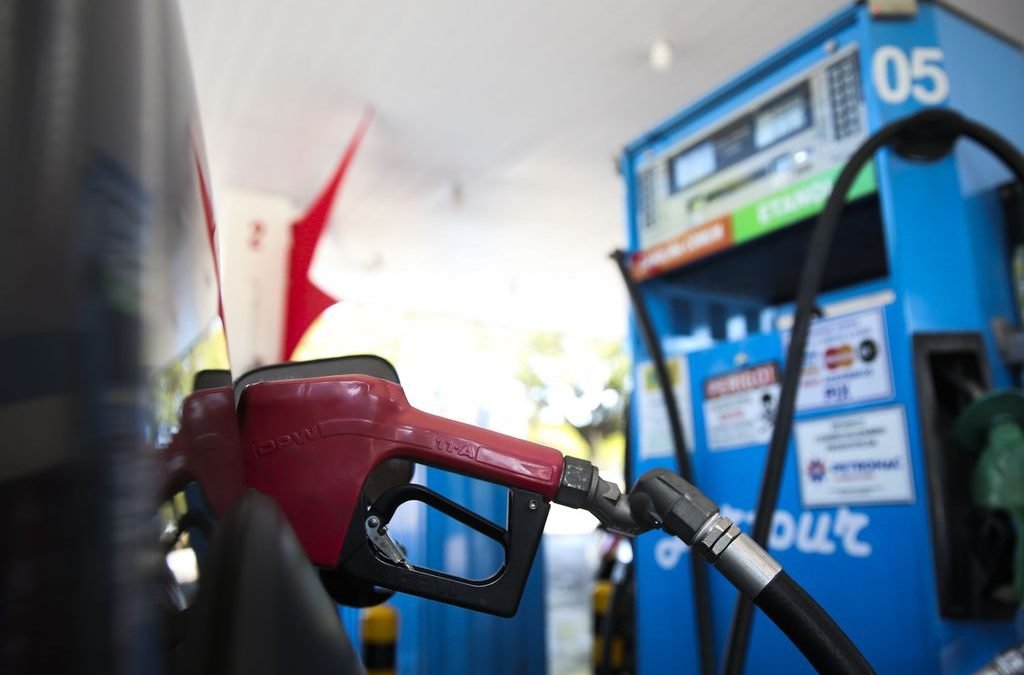 Petrobras anuncia redução de R$ 0,14 no preço da gasolina para distribuidoras