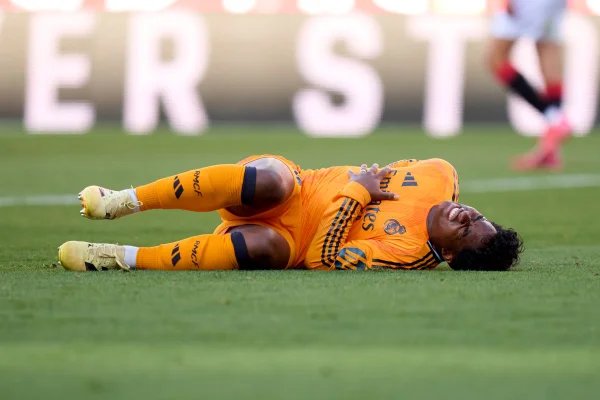 Real Madrid: Endrick se irrita ao não entrar em jogo e chuta garrafa