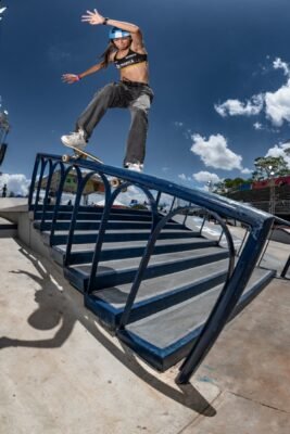 menina andando de skate