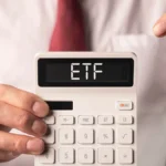 Palavra ETF escrita em uma calculadora. Foto: Adobe Stock